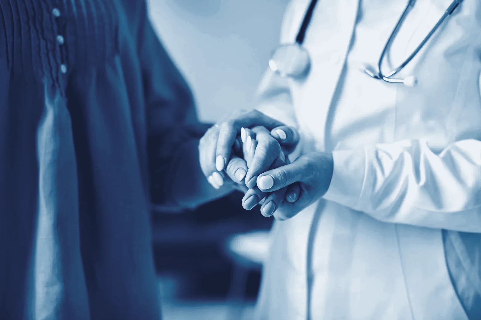 Dos profesionales de la salud coordinando el cuidado del paciente