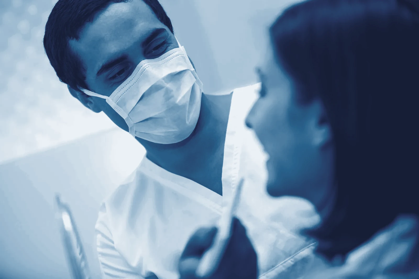 Examen dental especializado a un paciente